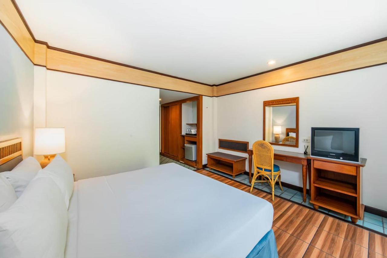 Botany Beach Resort Pattaya Na Chom Thian Exterior photo